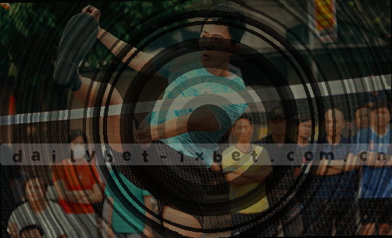 卡片2的数据方法：通过折线图对比，分析用户月度活跃趋势。